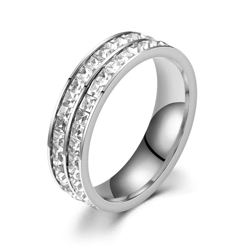Durable stainless steel fashion ring with rhinestone circle accent