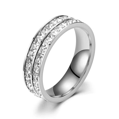 Durable stainless steel fashion ring with rhinestone circle accent